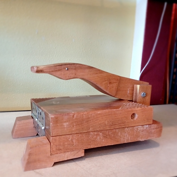 Mezquite grande 11 1/2 inches wide. - Picture 1 of 4